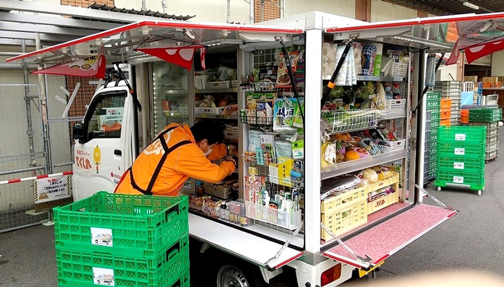 小さなスペースにぎっちりと食品や日用品が積み込まれる「とくし丸」