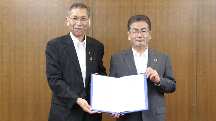 協定を締結した全社協の金井正人常務理事（左）と日本生協連の土屋敏夫会長