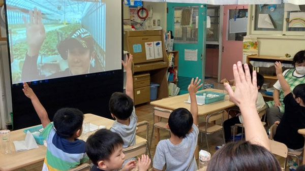 水耕栽培にについて積極的に質問する子どもたち