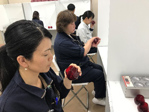 J-オイルミルズの鑑定士のオリーブオイル官能評価の様子