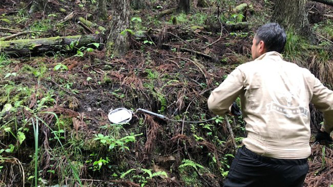 害獣捕獲のためのくくり罠を実際に現場で仕掛ける様子