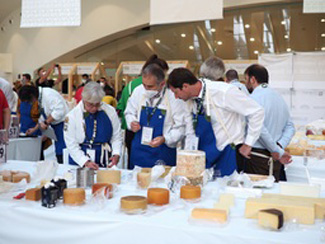 「World Cheese Awards 2021」審査の様子