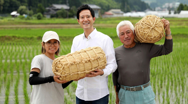 「Hida Roll」のレシピを考案した飛騨市食の大使の工藤さん（中央）