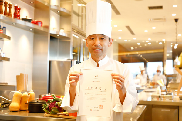 8月に野菜ソムリエの資格を取得した料理長の石川さん