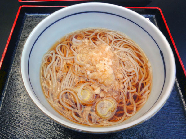 試食会で振る舞われた「温かい東京二八揚げ玉そば」