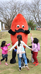 「焼き右衛門（えもん）」に駆け寄る子供ら