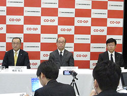 記者会見する浅田克己会長（中央）、嶋田裕之専務（左）と和田寿昭専務（右）