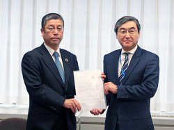 3月2日、フード連合はＵＡゼンセン※と連携し、公正取引委員会の菅久修一事務総長に要請書を渡し「公正な取引慣行の実現」を要請した。