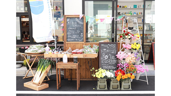 都内で行われた「無人直売所」の1店舗目では花も販売