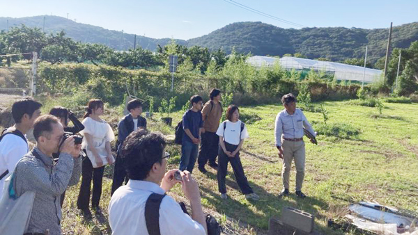 実証予定地を見学する参加者