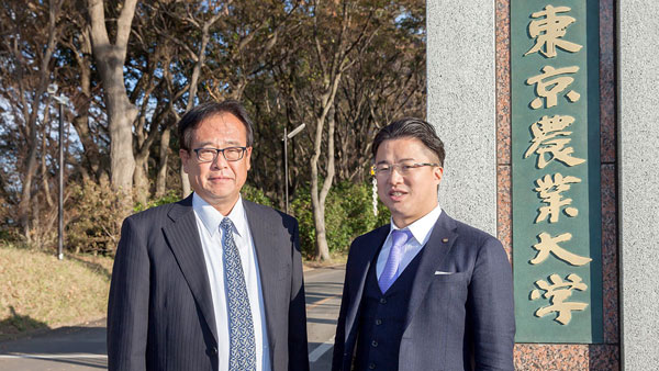 「低糖質米開発プロジェクト」に取り組む東京農業大学の上地由朗教授（左）とジェイフロンティアの中村篤弘社長
