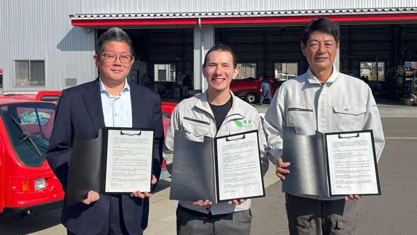 三者連携覚書を締結したＪＡ全農あおもり 購買部農機農業資材課の大柴文孝課長（左）、輝翠のブルーム・タミル代表（中央）、外川農機の外川輝和会長
