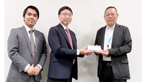 試験導入記念のプラチナチケットを贈呈。右からＪＡレーク滋賀の木村理事長、AgriweBの竹谷悠佑COO、きゅうりトマトなすびの佐々木祐介社長