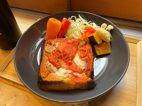 「フルーツパプリカのピザぱんプレート〜たっぷり野菜添え〜」