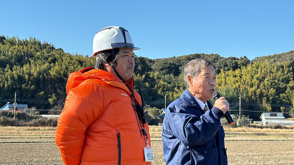 実証実験に立ち会った東庄町の岩田利雄町長（右）と国際ドローン協会代表理事の榎本幸太郎氏