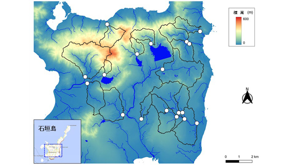 調査対象地域 地図上の白色〇印は調査地点（18か所）を、黒の実線で囲まれた領域は各調査地点における河川流域をそれぞれ表す