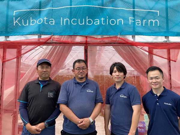 クボタの実証農場「Kubota Incubation Farm」で。左から、関東甲信クボタの後藤大悟氏、ルートレック・ネットワークスの酒井和徳氏、同宮原隼人氏、クボタ イノベーションセンターの萩本誠晃氏