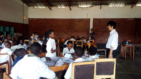 ルワンダで教育活動に従事していた坪井代表（右）