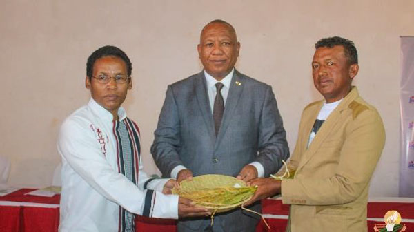新品種種子贈呈の贈呈式で。NTSAY首相（中央）と農家代表