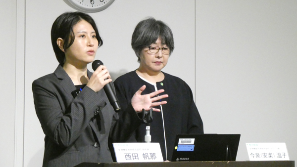 解説する農研機構生物機能利用研究部門作物生長機構研究領域の今泉温子グループ長（右）と西田帆那研究員（左）