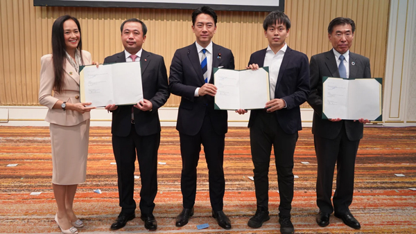 MOU発表の様子（左からPAN GroupのミーCEO、タン農業環境大臣、小泉農水大臣、AGRI SMILEの中道代表取締役、三菱総合研究所の籔田健二社長）