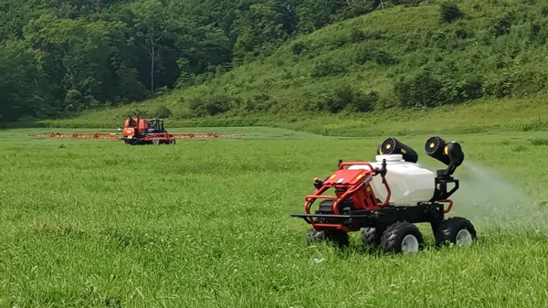 農薬のピンポイント散布の様子。セクションコントロールスプレーヤー（左）と小型農薬散布ロボット