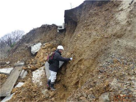 能登半島地震で滑動した地すべりの調査のようす