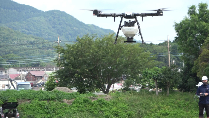 防除作業に活用された粒剤散布ドローン「TA408」