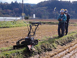 監視しながら遠隔操作する 農研機構提供