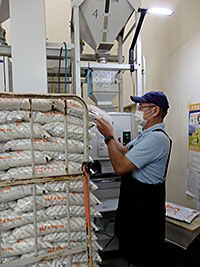 低温倉庫も備えた精米プラントがある。２万袋を集荷し、すべて店で販売する。