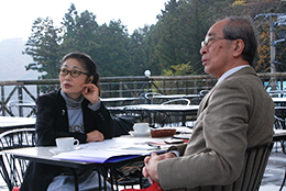 池上知恵子専務（左）と谷口教授。ココ・ファーム・ワイナリーのテラスにて。