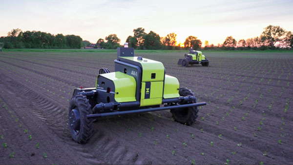 ほ場で稼働する超精密除草剤散布ロボット「AX-1」