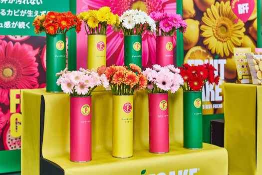ブランドのキーカラーを使ったフラワーベースでポップに演出