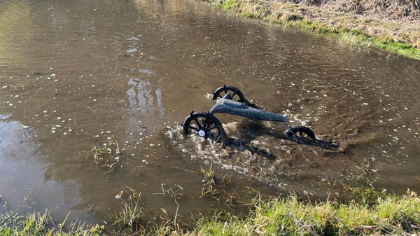 人が水田に入らず自動で除草