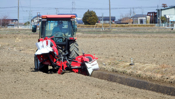 中古トラクターに「FJD農機自動操舵システム」を後付けして実施した畦塗り