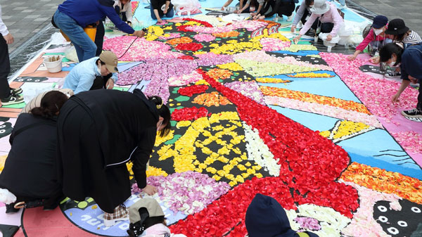 ヤン坊マー坊新デザインの花絵が登場「YANMAR TOKYO」でインフィオラータイベント開催