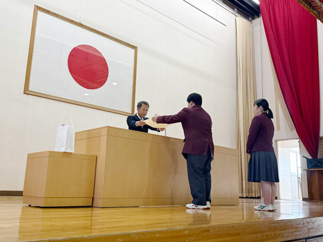 糸島農業高校で開かれた「第八回オーレック九州農高川柳コンテスト」の学校賞授賞式