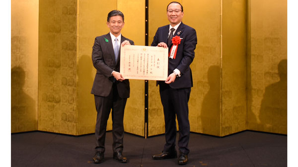 経済産業副大臣　上月良祐氏（左）とサタケ代表取締役社長　松本和久氏