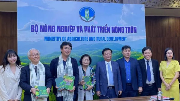 NEWGREEN社の中村副社長（左から3番目）、ベトナム農業農村開発省のレ・ミン・ホアン大臣（左から5番目）