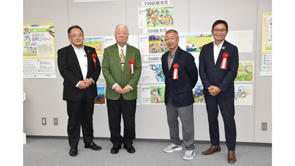 井関農機の高野重幸営業推進部長、外部審査員の古城氏、外部審査員の藤澤氏、井関農機の縄田幸夫取締役常務執行役員（左から）