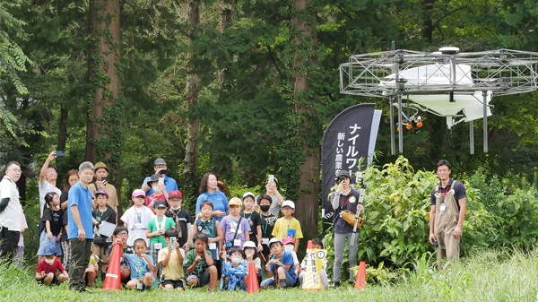 千葉市の小学生が働く農機体験　ドローン飛行を実演　ナイルワークス