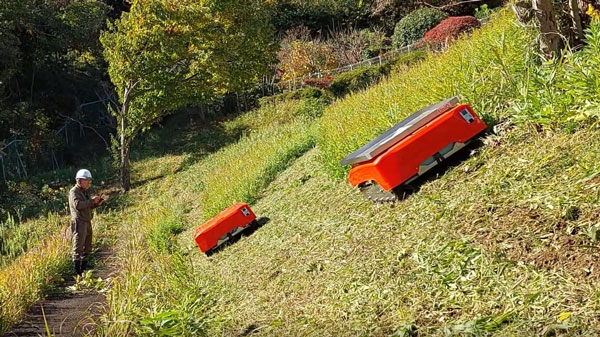 電動ラジコン草刈りロボットの実証実験　九大附属農場で実施　ユニック