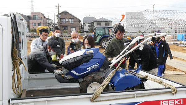 軽トラックに積む管理機のひもの結び方を体験