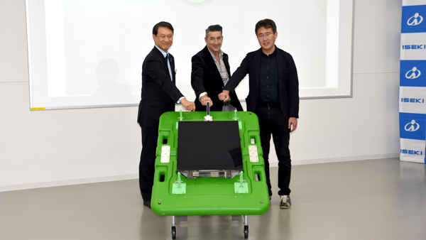 アイガモロボと応援に駆け付けた中村取締役とジローラモ氏と富安社長