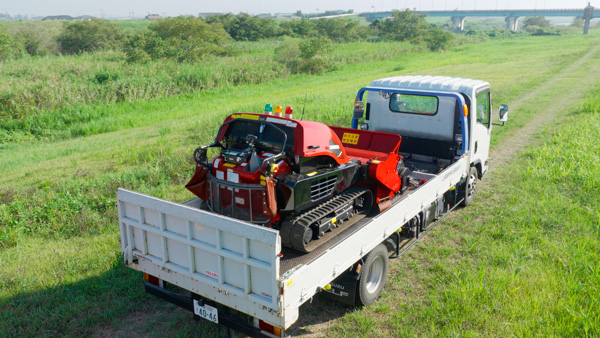 草刈り機ラジコンハンマナイフモア「ZHM1550RR-RC」新2tワイドトラックに積載可能