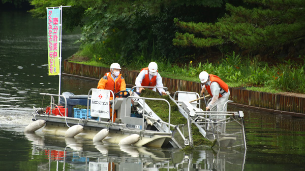 「藻刈り船」の製品性能向上の実証試験を兼ねた水草の除去作業（14日、松江市で）