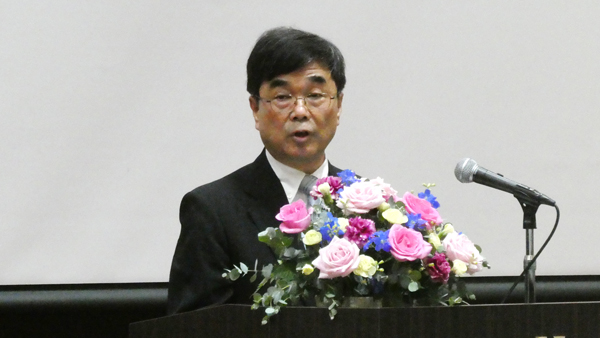 主催者あいさつを行う早川泰弘理事長