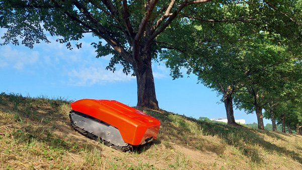 ユニック製リモコン式電動草刈機「急勾配でも除草できる無人化・遠隔化技術」として評価