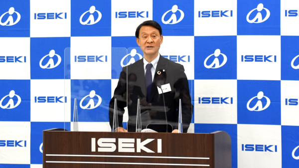 挨拶する富安代表取締役社長