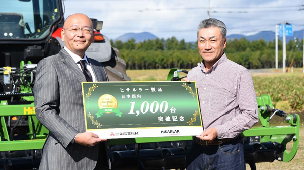 ヒサルラー製品の累計1000台目の購入を記念して吉田社長（左）から野曽原さんに記念品が贈られた